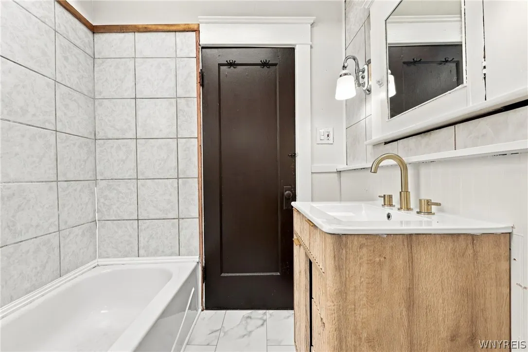 127 West Northrup Place N, Buffalo, New York 14214, Buffalo, New York 14214, 5 Bedroom Bedrooms, 8 Room Rooms,2 BathroomBathrooms,Residential,For Sale,127 West Northrup Place N, Buffalo, New York 14214,0,B1715367