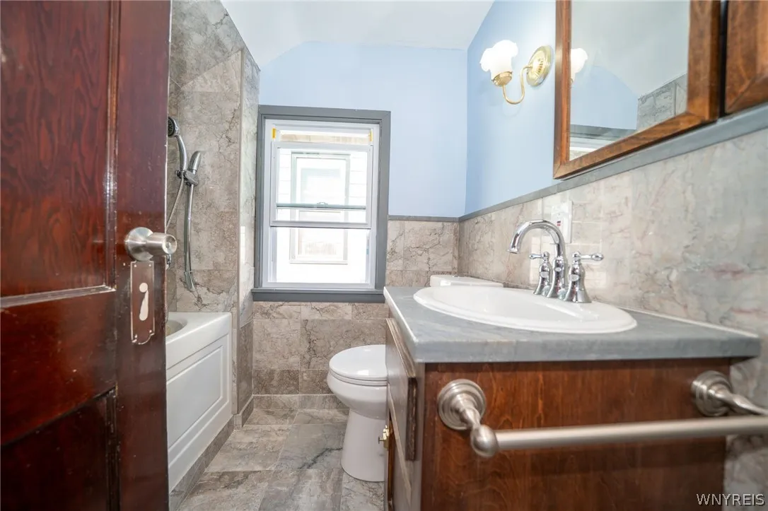 23 Aldrich Place, Buffalo, New York 14220, Buffalo, New York 14220, 4 Bedroom Bedrooms, 7 Room Rooms,2 BathroomBathrooms,Residential Lease,For Rent,23 Aldrich Place, Buffalo, New York 14220,0,B1715729
