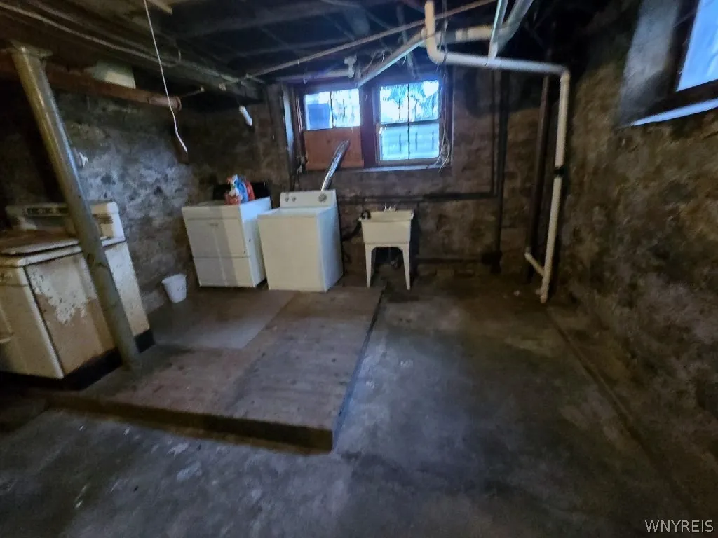 35 Englewood Avenue, Buffalo, New York 14214, Buffalo, New York 14214, 6 Bedroom Bedrooms, 10 Room Rooms,2 BathroomBathrooms,Residential Lease,For Rent,35 Englewood Avenue, Buffalo, New York 14214,0,B1716162