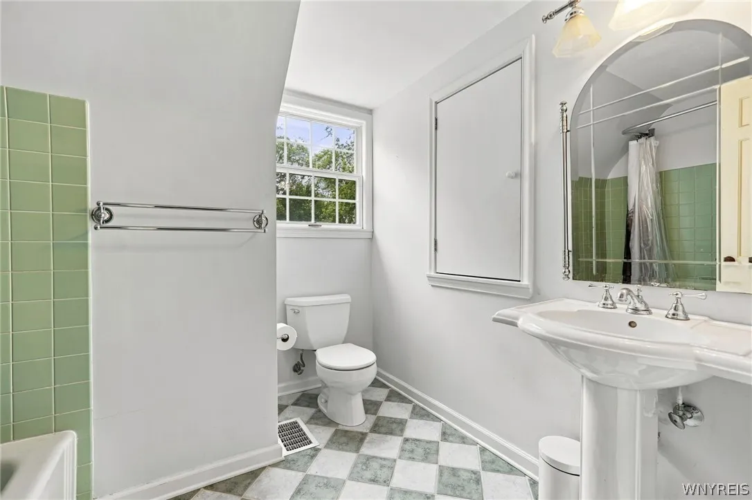 1819 Winter Road, Grand Island, New York 14072, Grand Island, New York 14072, 3 Bedroom Bedrooms, 7 Room Rooms,2 BathroomBathrooms,Residential,For Sale,1819 Winter Road, Grand Island, New York 14072,0,B1716331