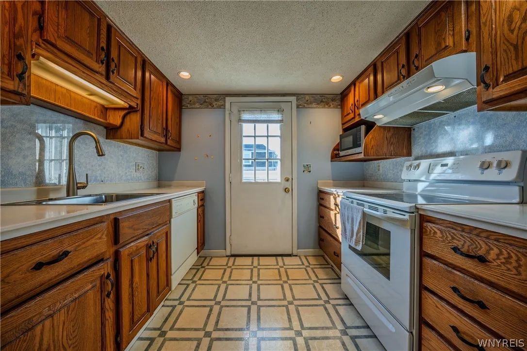 105 Carriage Drive 3, Orchard Park, New York 14127, Orchard Park, New York 14127, 3 Bedroom Bedrooms, 6 Room Rooms,1 BathroomBathrooms,Residential,For Sale,105 Carriage Drive 3, Orchard Park, New York 14127,0,B1714317