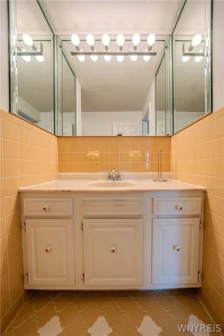 105 Carriage Drive 3, Orchard Park, New York 14127, Orchard Park, New York 14127, 3 Bedroom Bedrooms, 6 Room Rooms,1 BathroomBathrooms,Residential,For Sale,105 Carriage Drive 3, Orchard Park, New York 14127,0,B1714317