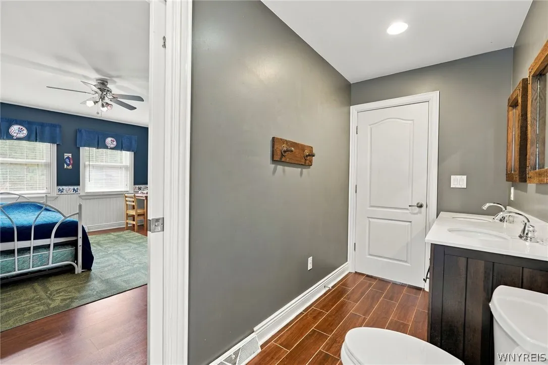 Shared en suite bath