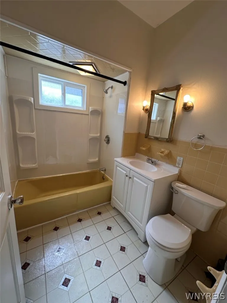 2265 Delaware Ave Avenue South Apt, Buffalo, New Y, Buffalo, New York 14216, 2 Bedroom Bedrooms, 5 Room Rooms,1 BathroomBathrooms,Residential Lease,For Rent,2265 Delaware Ave Avenue South Apt, Buffalo, New Y,0,B1717241