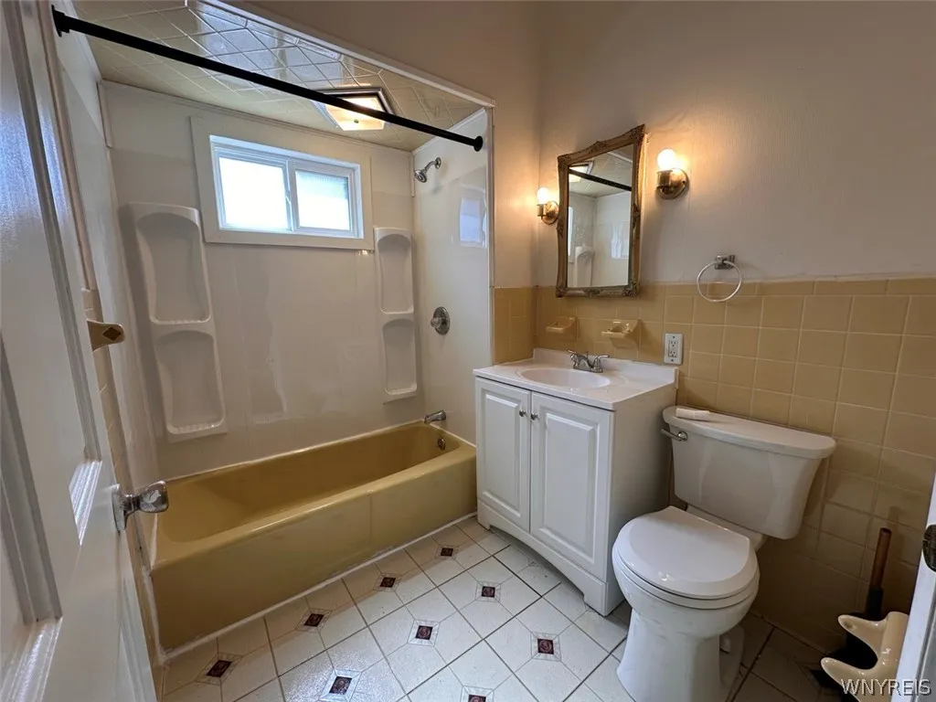 2265 Delaware Ave Avenue South Apt, Buffalo, New Y, Buffalo, New York 14216, 2 Bedroom Bedrooms, 5 Room Rooms,1 BathroomBathrooms,Residential Lease,For Rent,2265 Delaware Ave Avenue South Apt, Buffalo, New Y,0,B1717241