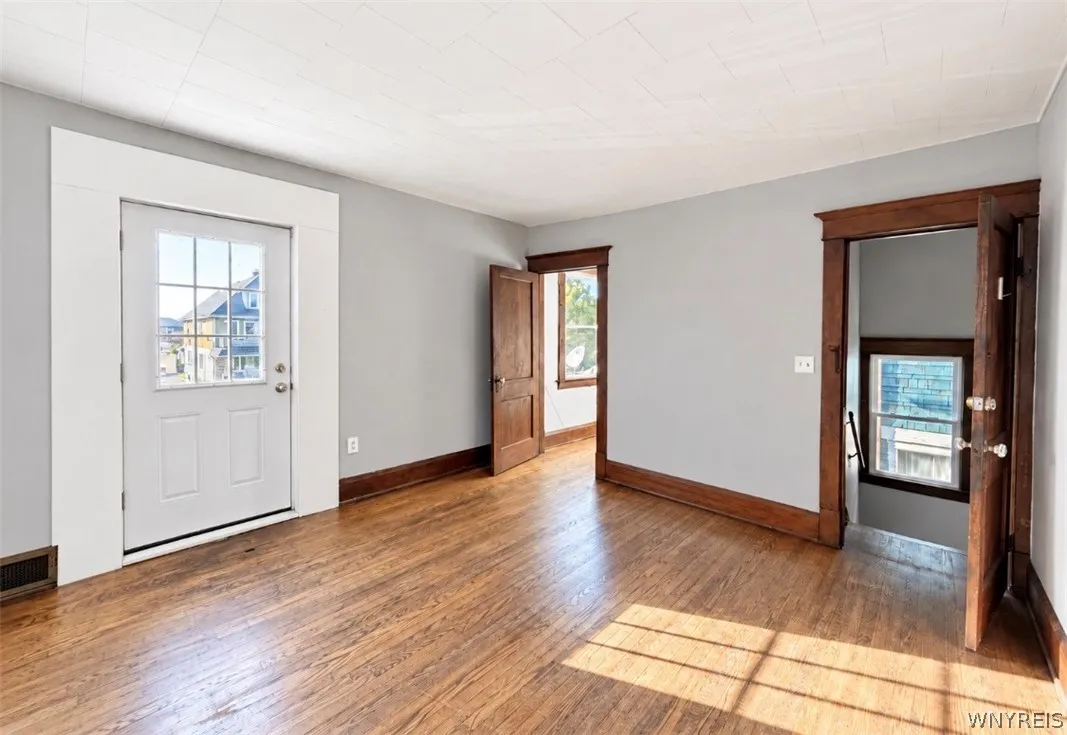 9 Lovering Avenue 7, Buffalo, New York 14216, Buffalo, New York 14216, 3 Bedroom Bedrooms, 6 Room Rooms,1 BathroomBathrooms,Residential Lease,For Rent,9 Lovering Avenue 7, Buffalo, New York 14216,0,B1717000
