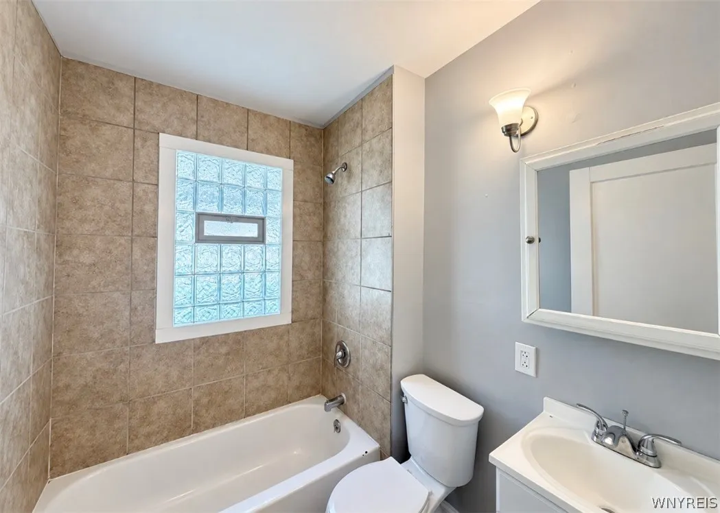 9 Lovering Avenue 7, Buffalo, New York 14216, Buffalo, New York 14216, 3 Bedroom Bedrooms, 6 Room Rooms,1 BathroomBathrooms,Residential Lease,For Rent,9 Lovering Avenue 7, Buffalo, New York 14216,0,B1717000
