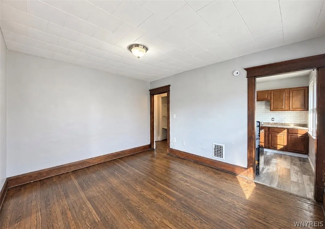 9 Lovering Avenue 7, Buffalo, New York 14216, Buffalo, New York 14216, 3 Bedroom Bedrooms, 6 Room Rooms,1 BathroomBathrooms,Residential Lease,For Rent,9 Lovering Avenue 7, Buffalo, New York 14216,0,B1717000