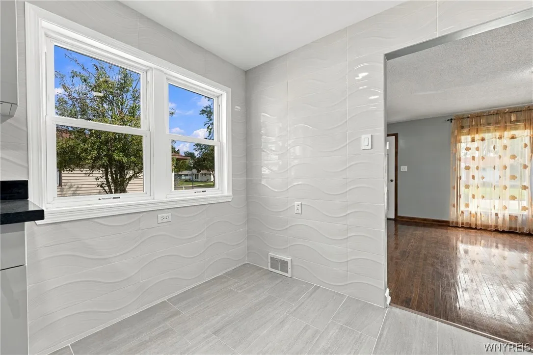 30 Wynnwood Avenue, Tonawanda, New York 14150, Tonawanda, New York 14150, 2 Bedroom Bedrooms, 6 Room Rooms,2 BathroomBathrooms,Residential,For Sale,30 Wynnwood Avenue, Tonawanda, New York 14150,0,B1717225