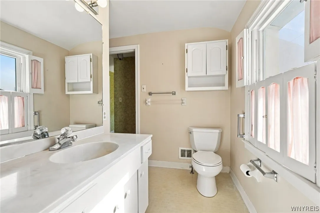 387 Oakvale Boulevard, Tonawanda, New York 14223, Tonawanda, New York 14223, 3 Bedroom Bedrooms, 8 Room Rooms,1 BathroomBathrooms,Residential,For Sale,387 Oakvale Boulevard, Tonawanda, New York 14223,0,B1717421