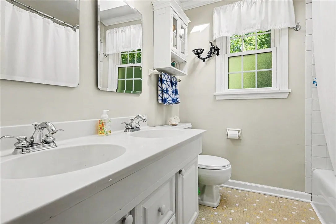 upstairs main bathroom