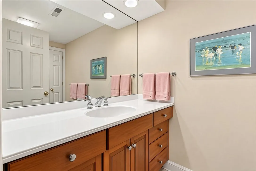 2 Oakfield Way, Pittsford, New York 14534, Pittsford, New York 14534, 2 Bedroom Bedrooms, 6 Room Rooms,3 BathroomBathrooms,Residential,For Sale,2 Oakfield Way, Pittsford, New York 14534,0,R1718530