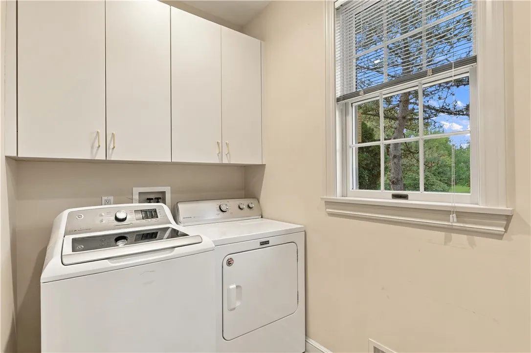 2 Oakfield Way, Pittsford, New York 14534, Pittsford, New York 14534, 2 Bedroom Bedrooms, 6 Room Rooms,3 BathroomBathrooms,Residential,For Sale,2 Oakfield Way, Pittsford, New York 14534,0,R1718530