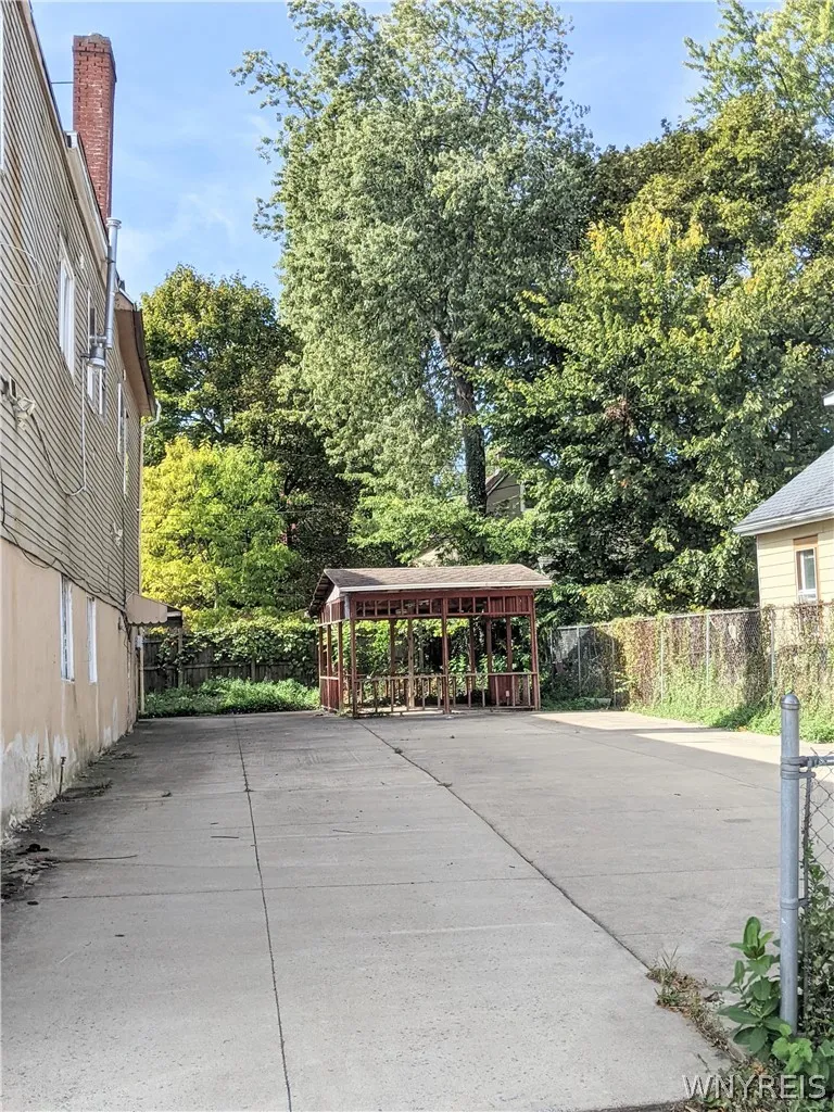 Off-street parking for 8+ vehicles