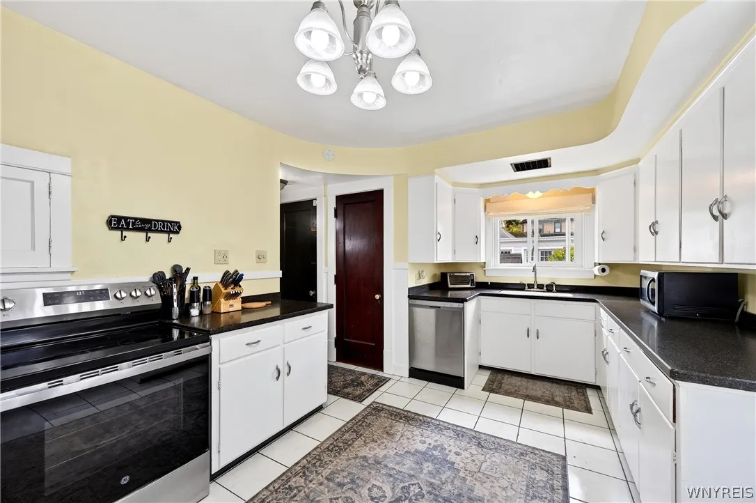 40 Jewett Parkway, Buffalo, New York 14214, Buffalo, New York 14214, 3 Bedroom Bedrooms, 12 Room Rooms,2 BathroomBathrooms,Residential,For Sale,40 Jewett Parkway, Buffalo, New York 14214,0,B1718380