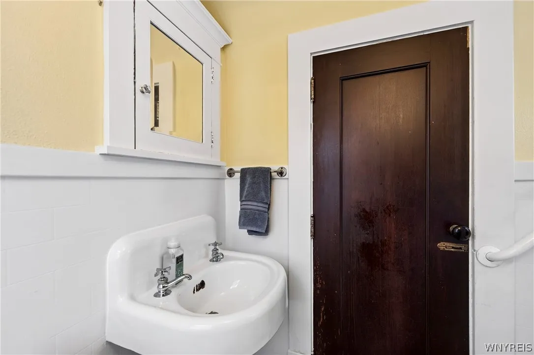40 Jewett Parkway, Buffalo, New York 14214, Buffalo, New York 14214, 3 Bedroom Bedrooms, 12 Room Rooms,2 BathroomBathrooms,Residential,For Sale,40 Jewett Parkway, Buffalo, New York 14214,0,B1718380