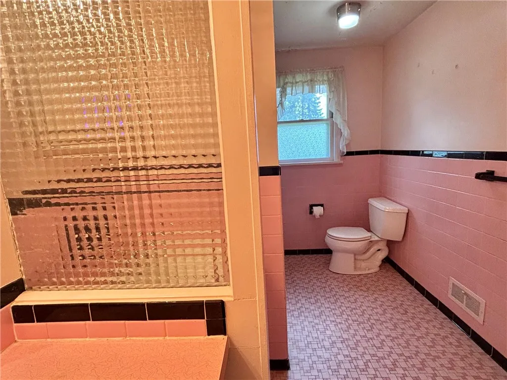 2137 West Ridge Road, Greece, New York 14626, Greece, New York 14626, 3 Bedroom Bedrooms, 9 Room Rooms,1 BathroomBathrooms,Residential,For Sale,2137 West Ridge Road, Greece, New York 14626,0,R1718961