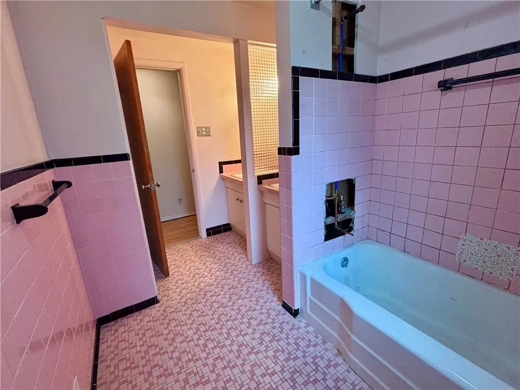 Tub was not in working order so Seller had it re-plumbed to be ready for fittings.