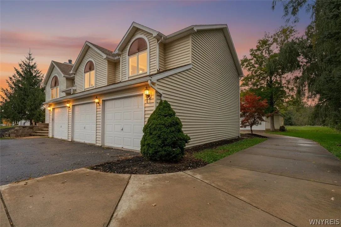 5507 Oakwood Drive, Pendleton, New York 14120, Pendleton, New York 14120, 4 Bedroom Bedrooms, 11 Room Rooms,3 BathroomBathrooms,Residential,For Sale,5507 Oakwood Drive, Pendleton, New York 14120,0,B1715145
