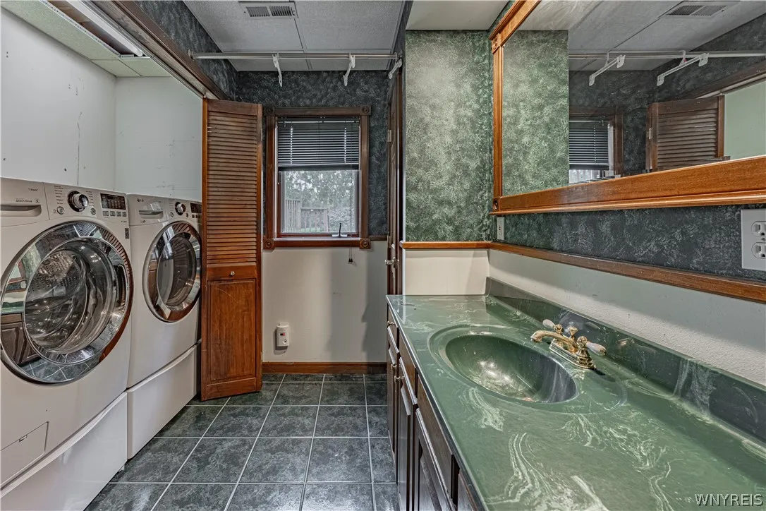 5507 Oakwood Drive, Pendleton, New York 14120, Pendleton, New York 14120, 4 Bedroom Bedrooms, 11 Room Rooms,3 BathroomBathrooms,Residential,For Sale,5507 Oakwood Drive, Pendleton, New York 14120,0,B1715145