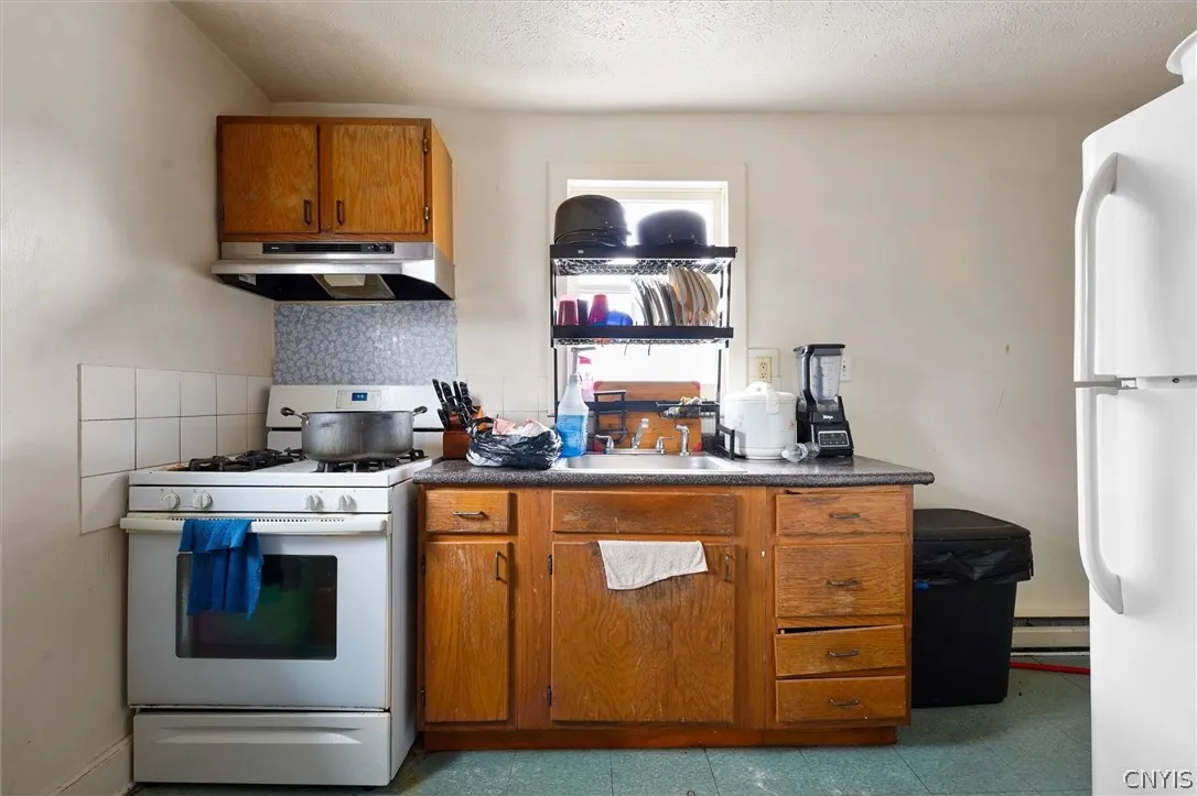 410 Seward Street, Syracuse, New York 13203, Syracuse, New York 13203, 5 Bedroom Bedrooms, ,2 BathroomBathrooms,Residential,For Sale,410 Seward Street, Syracuse, New York 13203,0,S1716976
