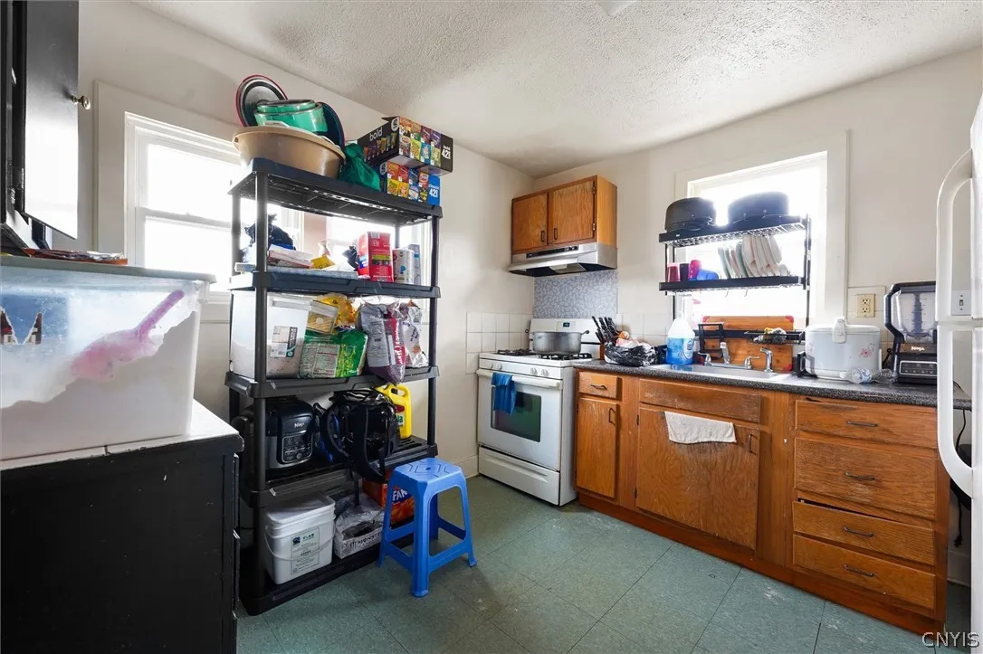 410 Seward Street, Syracuse, New York 13203, Syracuse, New York 13203, 5 Bedroom Bedrooms, ,2 BathroomBathrooms,Residential,For Sale,410 Seward Street, Syracuse, New York 13203,0,S1716976