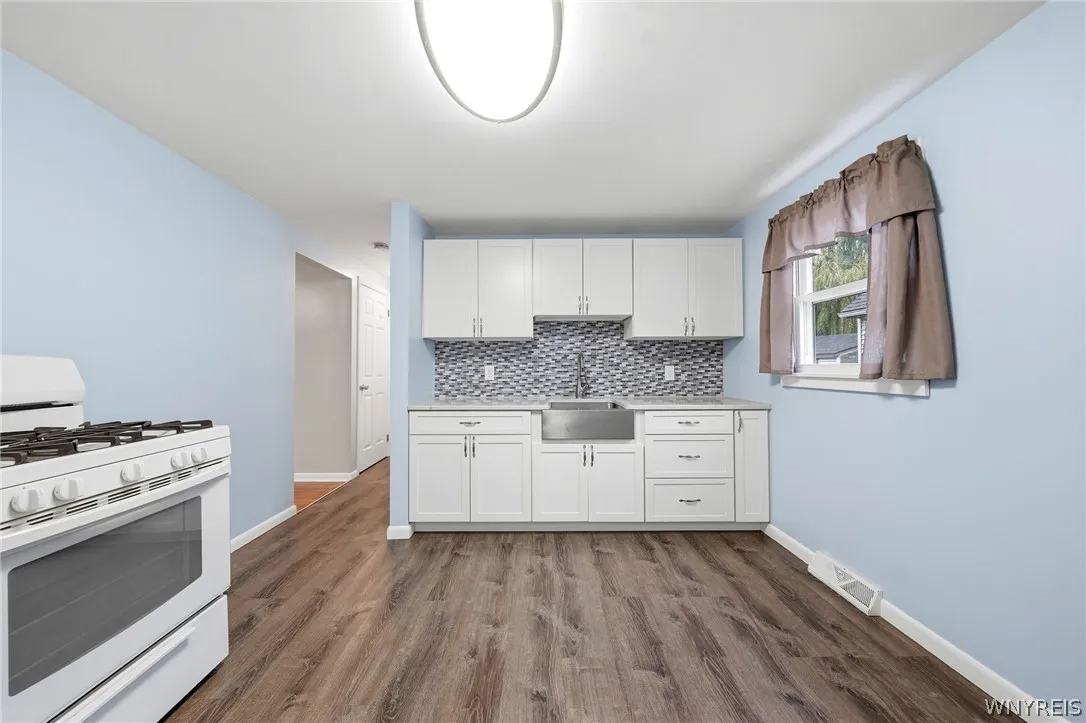 320 Marilla Street, Buffalo, New York 14220, Buffalo, New York 14220, 4 Bedroom Bedrooms, 6 Room Rooms,1 BathroomBathrooms,Residential,For Sale,320 Marilla Street, Buffalo, New York 14220,0,B1719447