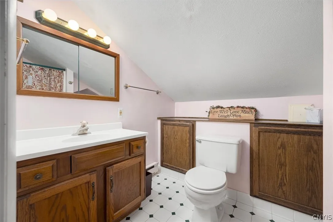 2nd floor full bathroom