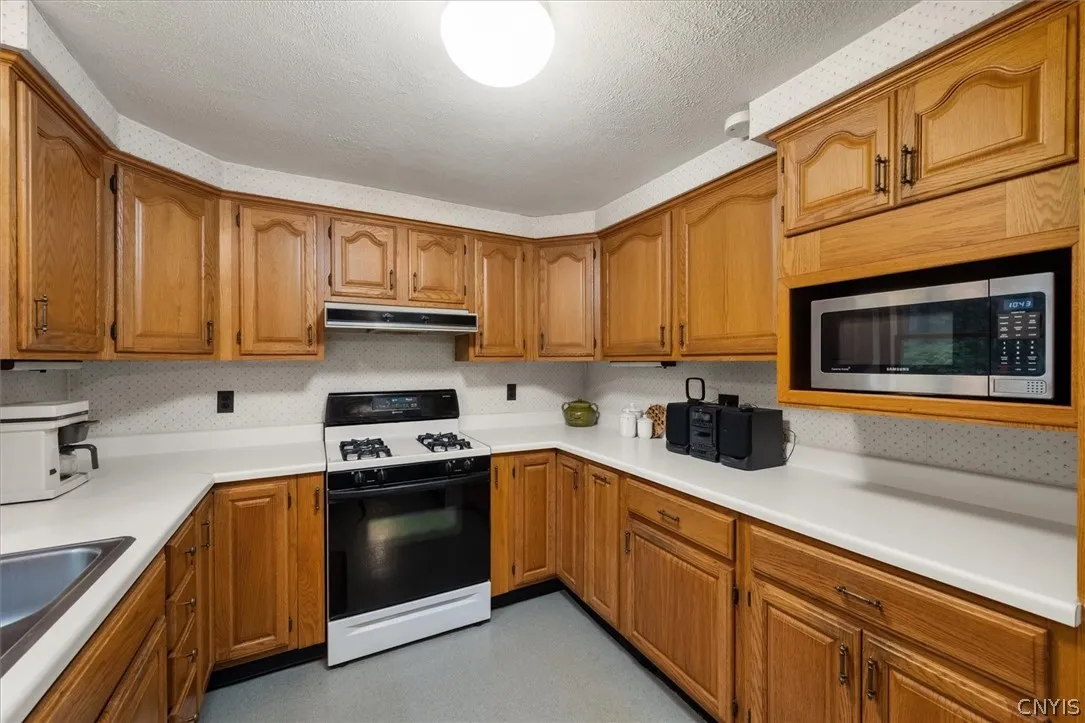 Lots of storage in the kitchen