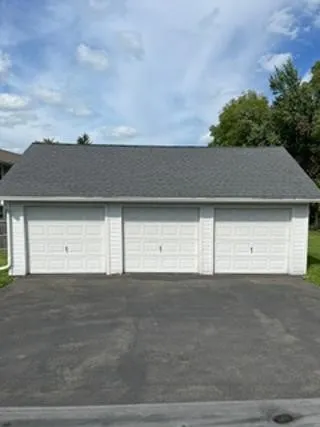 tenant can park in garage, shared driveway
