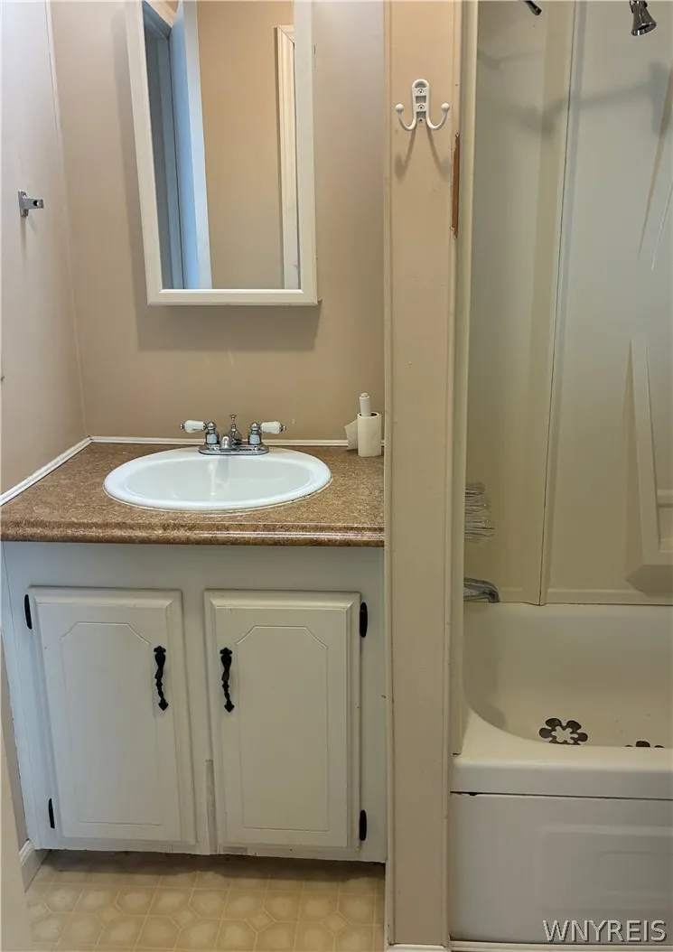 HALL OR GUEST ENTRANCE TO 2ND FULL BATHROOM