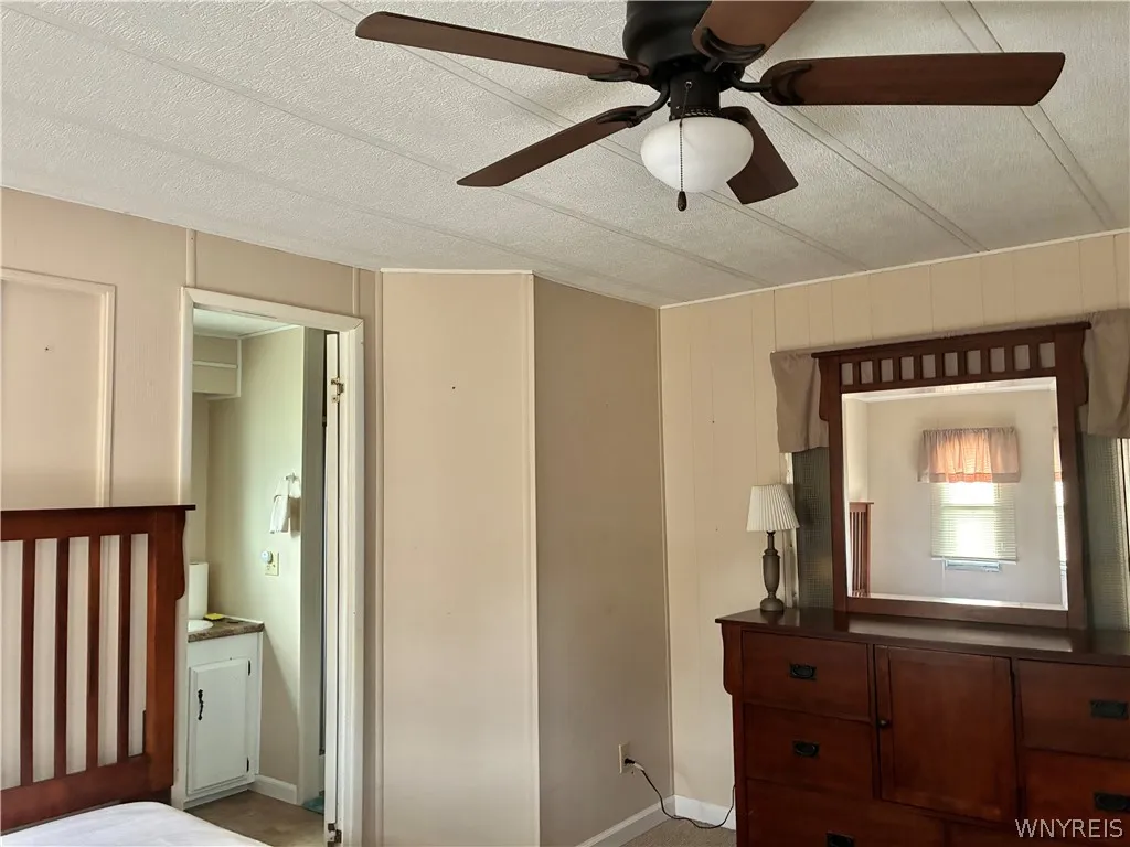 PRIMARY SUITE/CEILING FAN/CARPETED