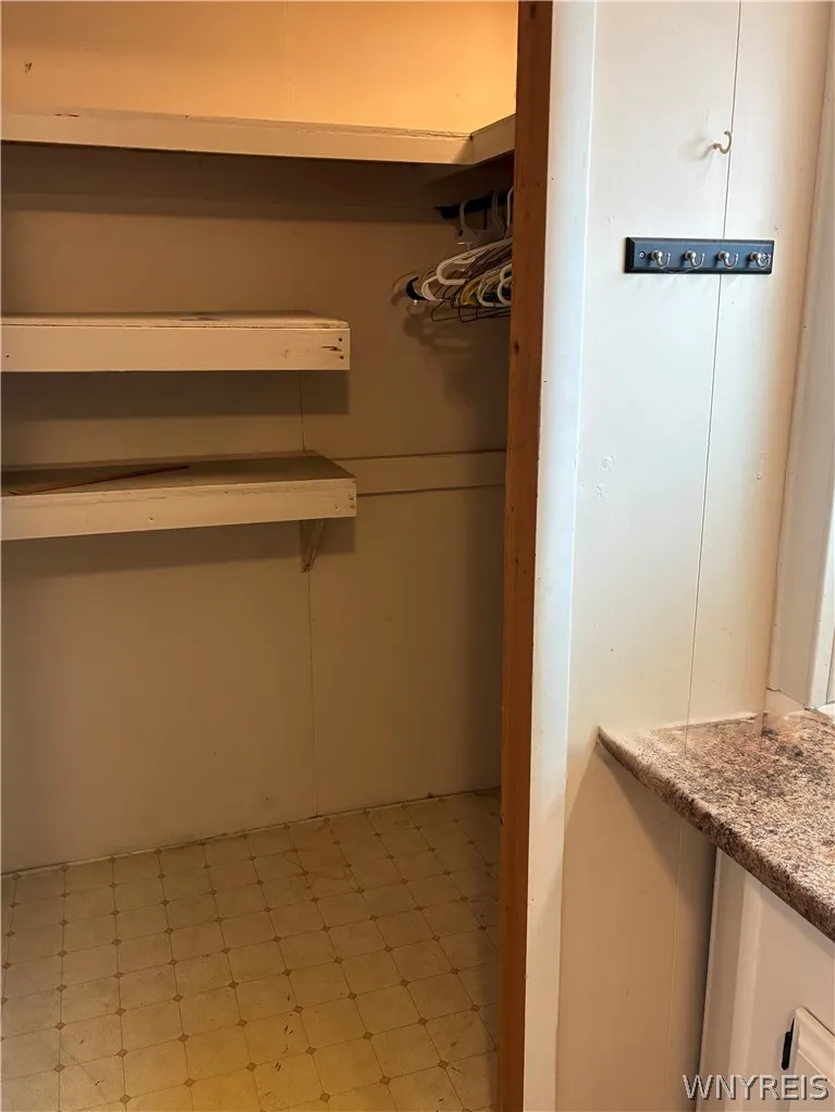 DOUBLE WALK-IN CLOSET