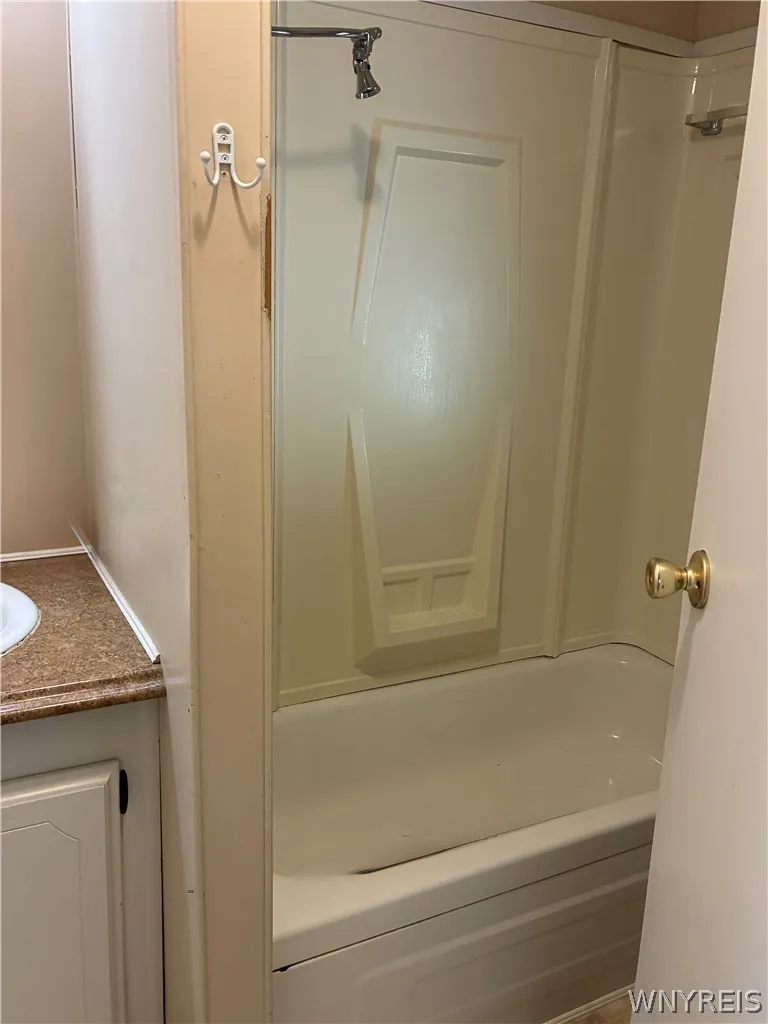 TUB/SHOWER -VINYL NO WAS FLOORING