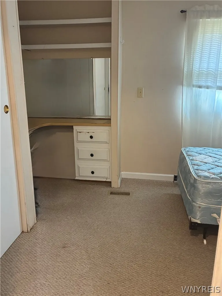 CORNER -BUILT IN DRESSING AREA