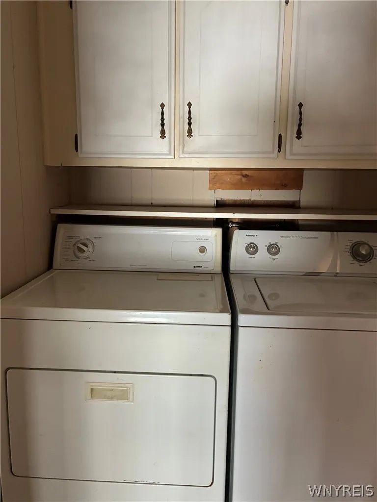 GAS DRYER/WASHER INCLUDED