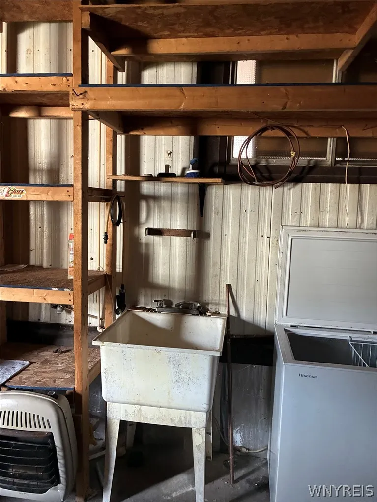 LAUNDRY TUB -FREEZER INCLUDED