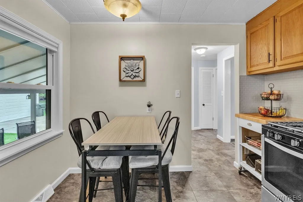 Eat-in Kitchen
