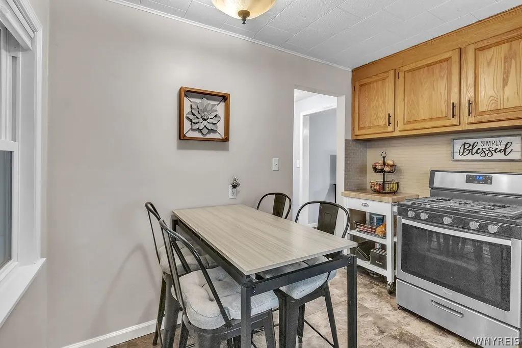 Eat-in Kitchen