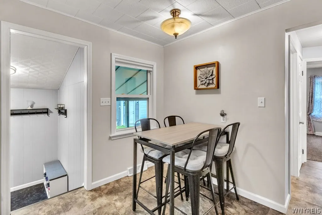 Eat-in Kitchen