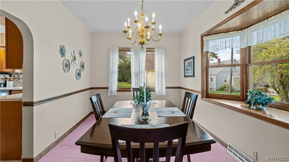 Lovely dining room with bay window