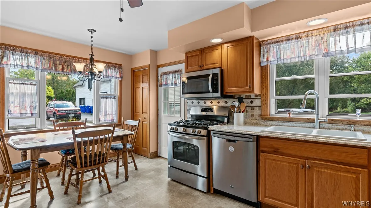 Eat-in kitchen