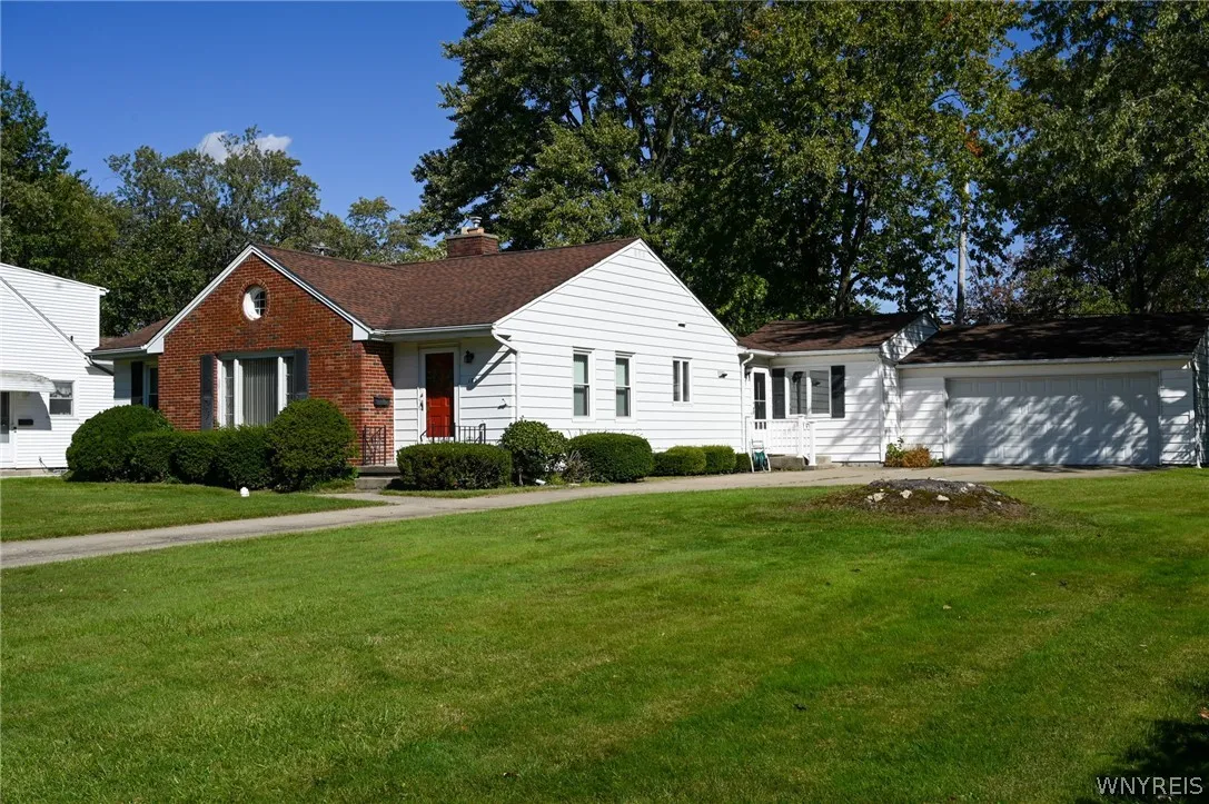 Nice side/front yard