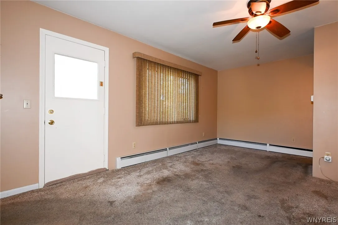 Family room off Kitchen, dining area