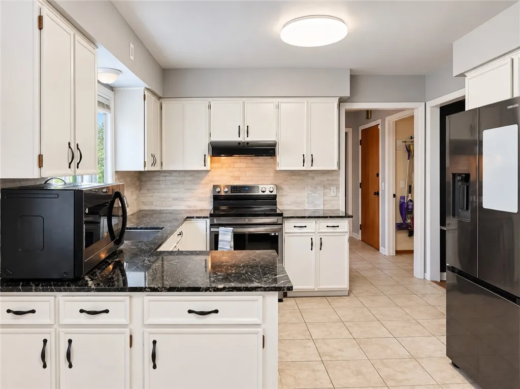 523 English Road, Greece, New York 14616, Greece, New York 14616, 3 Bedroom Bedrooms, 7 Room Rooms,1 BathroomBathrooms,Residential,For Sale,523 English Road, Greece, New York 14616,0,R1720860