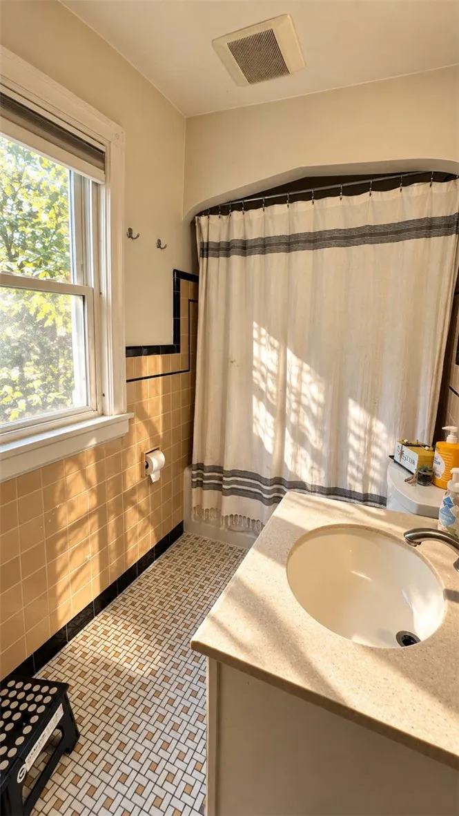 54 Lanvale Park, Irondequoit, New York 14617, Irondequoit, New York 14617, 3 Bedroom Bedrooms, 6 Room Rooms,1 BathroomBathrooms,Residential,For Sale,54 Lanvale Park, Irondequoit, New York 14617,0,R1721783