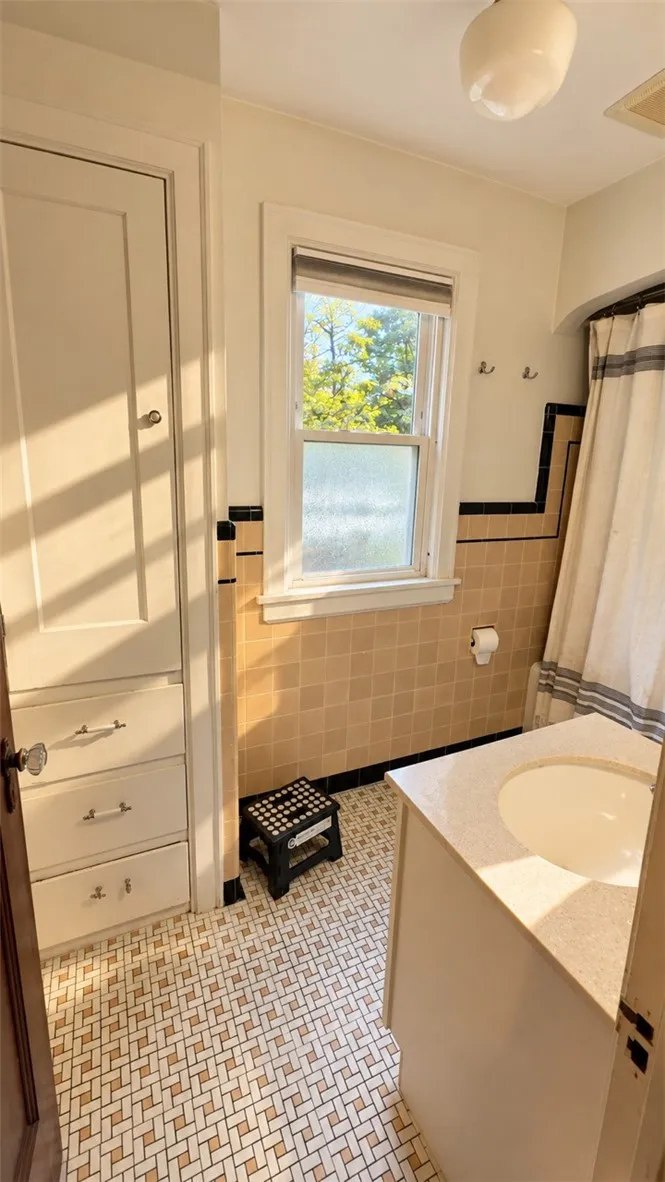 54 Lanvale Park, Irondequoit, New York 14617, Irondequoit, New York 14617, 3 Bedroom Bedrooms, 6 Room Rooms,1 BathroomBathrooms,Residential,For Sale,54 Lanvale Park, Irondequoit, New York 14617,0,R1721783