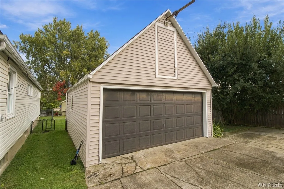 2698 Lakewood Avenue, Hamburg, New York 14075, Hamburg, New York 14075, 3 Bedroom Bedrooms, 5 Room Rooms,1 BathroomBathrooms,Residential,For Sale,2698 Lakewood Avenue, Hamburg, New York 14075,0,B1721914