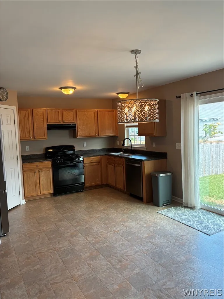 OPEN KITCHEN & DINETTE