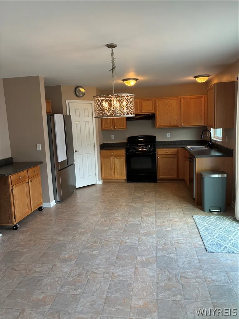 OPEN KITCHEN & DINETTE